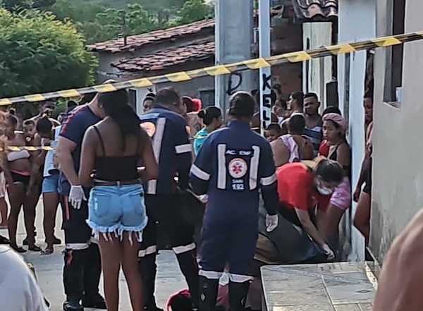 Adolescente De Anos Morto A Tiros No Bairro Km Em Jequi Giro