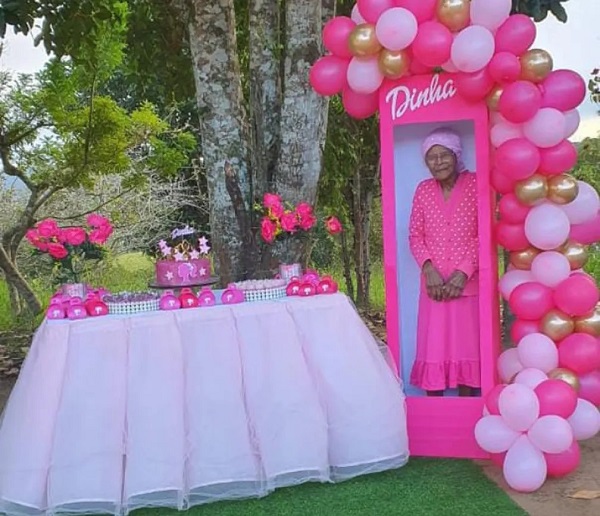 Idosa de 107 anos celebra aniversário com roupa e decoração da Barbie na Bahia